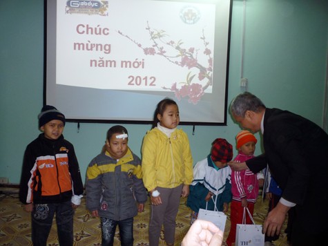 Ông Ngô Minh Hải, Phó Tổng Giám đốc Công ty CP chuỗi thực phẩm TH True Milk tặng quà cho học sinh Lớp học Hy vọng